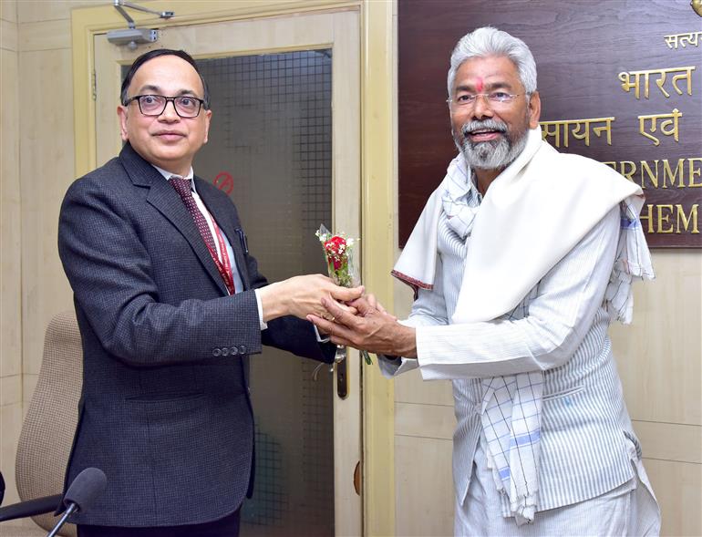 रसायन एवं उर्वरक मंत्रालय के उर्वरक विभाग के सचिव श्री रजत कुमार मिश्रा ने 13 फरवरी 2026 को नई दिल्ली में ‘पद्म श्री पुरस्कार विजेताओं’ से मुलाकात की।