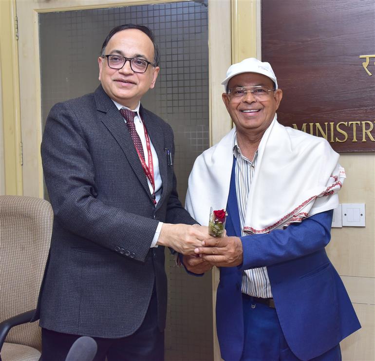 रसायन एवं उर्वरक मंत्रालय के उर्वरक विभाग के सचिव श्री रजत कुमार मिश्रा ने 13 फरवरी 2026 को नई दिल्ली में ‘पद्म श्री पुरस्कार विजेताओं’ से मुलाकात की।