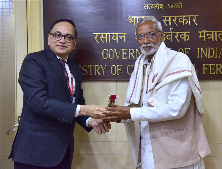 रसायन एवं उर्वरक मंत्रालय के उर्वरक विभाग के सचिव श्री रजत कुमार मिश्रा ने 13 फरवरी 2026 को नई दिल्ली में ‘पद्म श्री पुरस्कार विजेताओं’ से मुलाकात की।