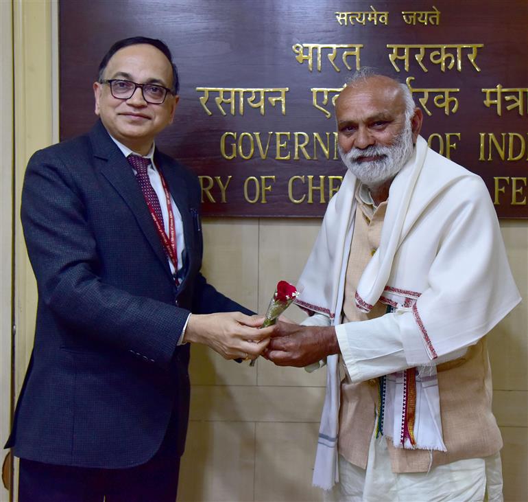 रसायन एवं उर्वरक मंत्रालय के उर्वरक विभाग के सचिव श्री रजत कुमार मिश्रा ने 13 फरवरी 2026 को नई दिल्ली में ‘पद्म श्री पुरस्कार विजेताओं’ से मुलाकात की।