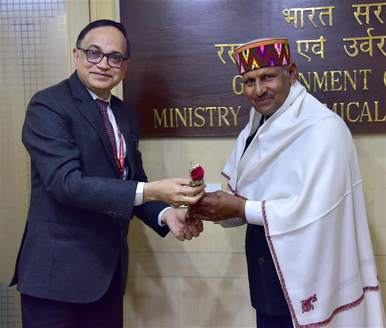 रसायन एवं उर्वरक मंत्रालय के उर्वरक विभाग के सचिव श्री रजत कुमार मिश्रा ने 13 फरवरी 2026 को नई दिल्ली में ‘पद्म श्री पुरस्कार विजेताओं’ से मुलाकात की।