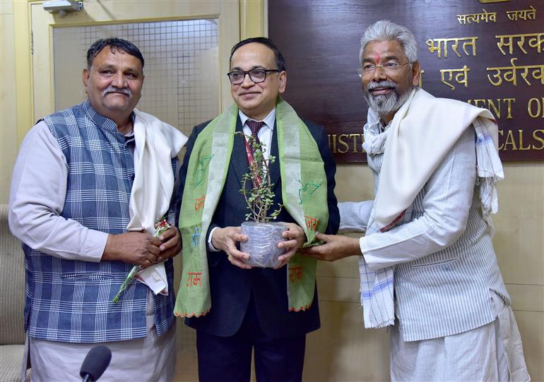 रसायन एवं उर्वरक मंत्रालय के उर्वरक विभाग के सचिव श्री रजत कुमार मिश्रा ने 13 फरवरी 2026 को नई दिल्ली में ‘पद्म श्री पुरस्कार विजेताओं’ से मुलाकात की।