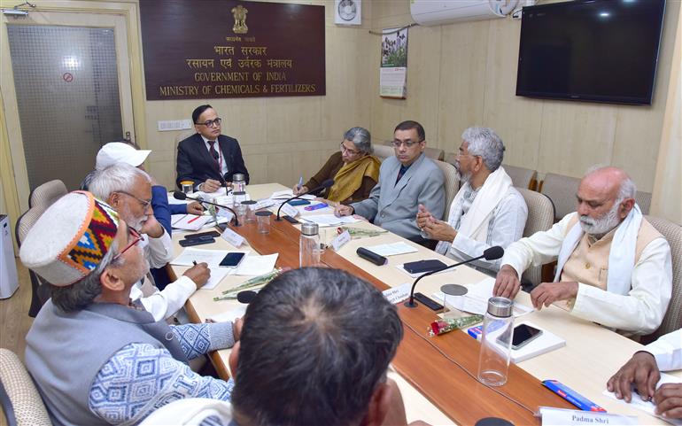 रसायन एवं उर्वरक मंत्रालय के उर्वरक विभाग के सचिव श्री रजत कुमार मिश्रा ने 13 फरवरी 2026 को नई दिल्ली में ‘पद्मश्री’ सम्मान प्राप्त शख्सियतों से संवाद किया।