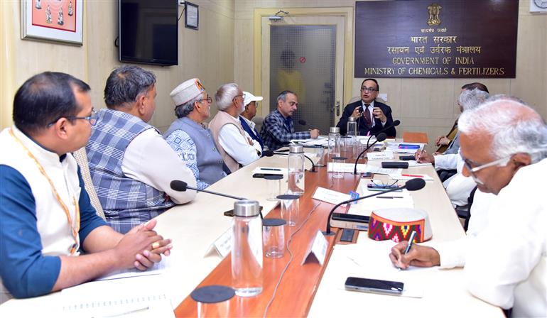 रसायन एवं उर्वरक मंत्रालय के उर्वरक विभाग के सचिव श्री रजत कुमार मिश्रा ने 13 फरवरी 2026 को नई दिल्ली में ‘पद्मश्री’ सम्मान प्राप्त शख्सियतों से संवाद किया।