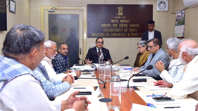 रसायन एवं उर्वरक मंत्रालय के उर्वरक विभाग के सचिव श्री रजत कुमार मिश्रा ने 13 फरवरी 2026 को नई दिल्ली में ‘पद्मश्री’ सम्मान प्राप्त शख्सियतों से संवाद किया।