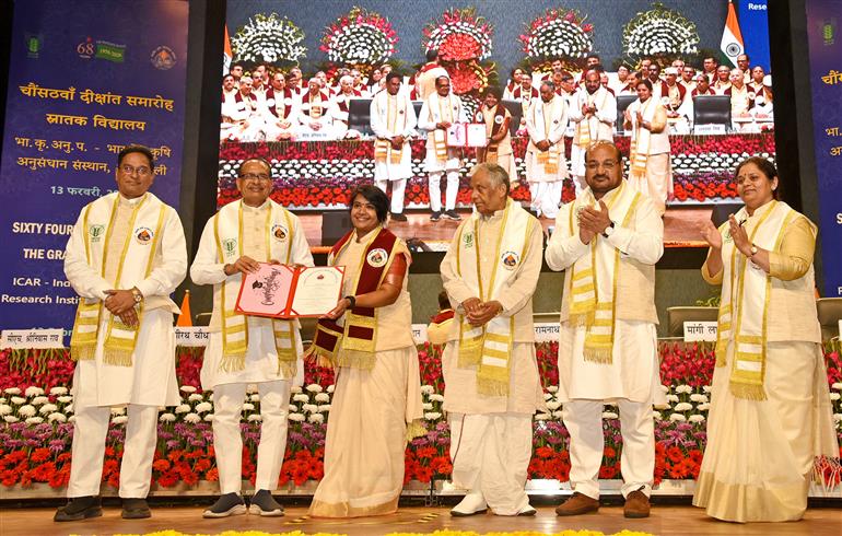 केंद्रीय कृषि एवं किसान कल्याण तथा ग्रामीण विकास मंत्री श्री शिवराज सिंह चौहान ने 13 फरवरी 2026 को नई दिल्ली स्थित भारत रत्न सी. सुब्रमण्यम सभागार में आयोजित भारतीय कृषि अनुसंधान परिषद- भारतीय कृषि अनुसंधान संस्थान के 64वें दीक्षांत समारोह को संबोधित किया।