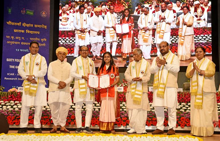 केंद्रीय कृषि एवं किसान कल्याण तथा ग्रामीण विकास मंत्री श्री शिवराज सिंह चौहान ने 13 फरवरी 2026 को नई दिल्ली स्थित भारत रत्न सी. सुब्रमण्यम सभागार में आयोजित भारतीय कृषि अनुसंधान परिषद- भारतीय कृषि अनुसंधान संस्थान के 64वें दीक्षांत समारोह को संबोधित किया।