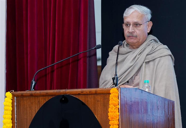 सांख्यिकी एवं कार्यक्रम कार्यान्वयन (स्वतंत्र प्रभार), योजना (स्वतंत्र प्रभार) तथा संस्कृति राज्य मंत्री श्री राव इंद्रजीत सिंह 13 फरवरी 2026 को उत्तर प्रदेश के ग्रेटर नोएडा में सांख्यिकी एवं कार्यक्रम कार्यान्वयन मंत्रालय के राष्ट्रीय सांख्यिकीय प्रणाली प्रशिक्षण अकादमी के 18वें स्थापना दिवस समारोह को संबोधित करते हुए।