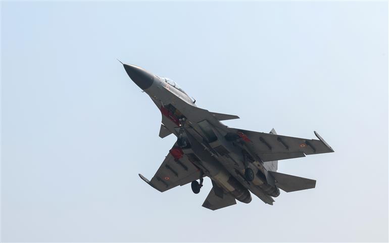 प्रधानमंत्री श्री नरेन्द्र मोदी ने 14 फरवरी 2026 को असम के डिब्रूगढ़ में मोरान बाइपास स्थित इमरजेंसी लैंडिंग फैसिलिटी (ईएलएफ) पर भारतीय वायुसेना के लड़ाकू विमानों, परिवहन विमानों और हेलीकॉप्टरों के एरियल डिस्प्ले का अवलोकन किया।