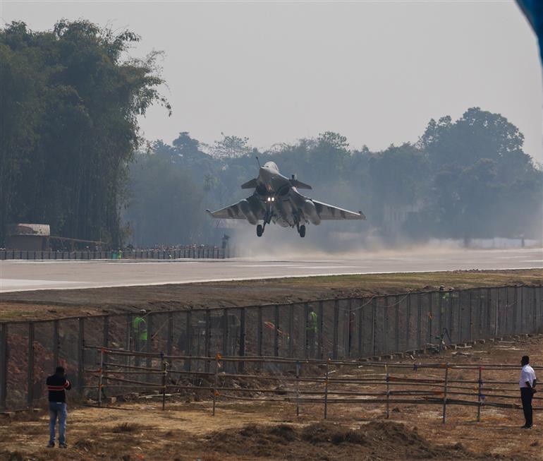 प्रधानमंत्री श्री नरेन्द्र मोदी ने 14 फरवरी 2026 को असम के डिब्रूगढ़ में मोरान बाइपास स्थित इमरजेंसी लैंडिंग फैसिलिटी (ईएलएफ) पर भारतीय वायुसेना के लड़ाकू विमानों, परिवहन विमानों और हेलीकॉप्टरों के एरियल डिस्प्ले का अवलोकन किया।