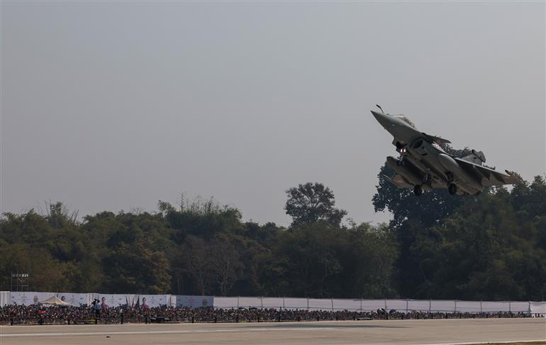 प्रधानमंत्री श्री नरेन्द्र मोदी ने 14 फरवरी 2026 को असम के डिब्रूगढ़ में मोरान बाइपास स्थित इमरजेंसी लैंडिंग फैसिलिटी (ईएलएफ) पर भारतीय वायुसेना के लड़ाकू विमानों, परिवहन विमानों और हेलीकॉप्टरों के एरियल डिस्प्ले का अवलोकन किया।