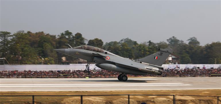 प्रधानमंत्री श्री नरेन्द्र मोदी ने 14 फरवरी 2026 को असम के डिब्रूगढ़ में मोरान बाइपास स्थित इमरजेंसी लैंडिंग फैसिलिटी (ईएलएफ) पर भारतीय वायुसेना के लड़ाकू विमानों, परिवहन विमानों और हेलीकॉप्टरों के एरियल डिस्प्ले का अवलोकन किया।