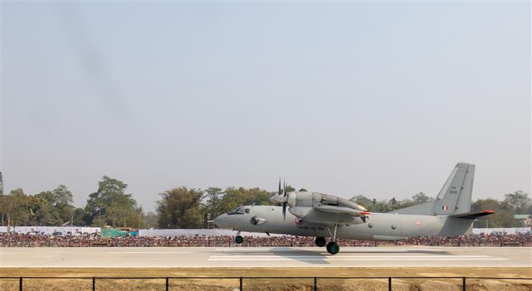 प्रधानमंत्री श्री नरेन्द्र मोदी ने 14 फरवरी 2026 को असम के डिब्रूगढ़ में मोरान बाइपास स्थित इमरजेंसी लैंडिंग फैसिलिटी (ईएलएफ) पर भारतीय वायुसेना के लड़ाकू विमानों, परिवहन विमानों और हेलीकॉप्टरों के एरियल डिस्प्ले का अवलोकन किया।