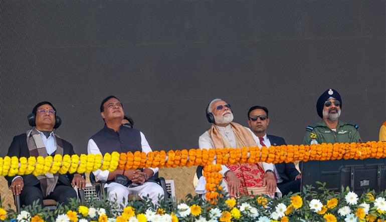 प्रधानमंत्री श्री नरेन्द्र मोदी ने 14 फरवरी 2026 को असम के डिब्रूगढ़ में मोरान बाइपास स्थित इमरजेंसी लैंडिंग फैसिलिटी (ईएलएफ) पर भारतीय वायुसेना के लड़ाकू विमानों, परिवहन विमानों और हेलीकॉप्टरों के एरियल डिस्प्ले का अवलोकन किया।