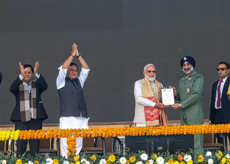 प्रधानमंत्री श्री नरेन्द्र मोदी ने 14 फरवरी 2026 को असम के डिब्रूगढ़ में मोरान बाइपास स्थित इमरजेंसी लैंडिंग फैसिलिटी (ईएलएफ) पर भारतीय वायुसेना के लड़ाकू विमानों, परिवहन विमानों और हेलीकॉप्टरों के एरियल डिस्प्ले का अवलोकन किया।