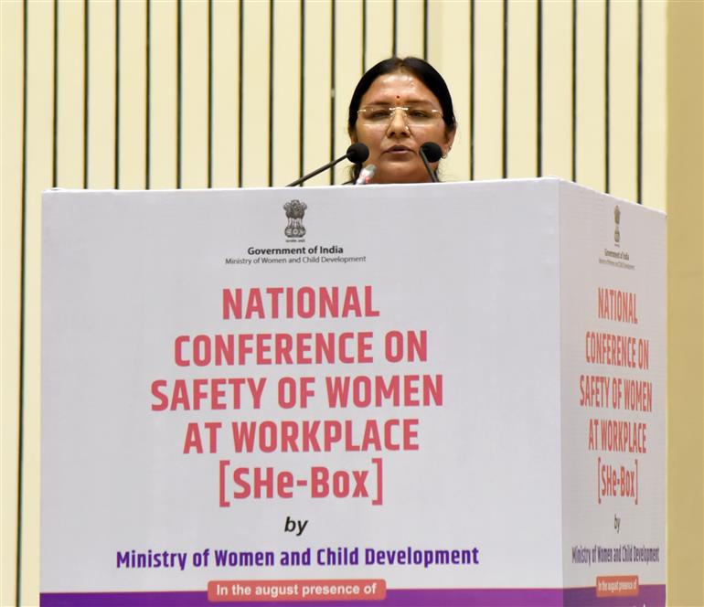 महिला एवं बाल विकास राज्य मंत्री श्रीमती सावित्री ठाकुर ने 14 फरवरी 2026 को नई दिल्ली के विज्ञान भवन में महिला एवं बाल विकास मंत्रालय द्वारा आयोजित ‘कार्यस्थल पर महिलाओं की सुरक्षा (SHe-Box)’ विषयक राष्ट्रीय सम्मेलन को संबोधित किया।