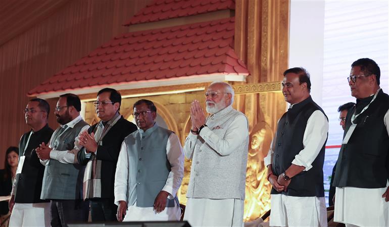 प्रधानमंत्री श्री नरेन्द्र मोदी 14 फरवरी 2026 को असम के लाचित घाट (गुवाहाटी) में विभिन्न परियोजनाओं के उद्घाटन और शुभारंभ (फ्लैग-ऑफ) समारोह में शामिल हुए।