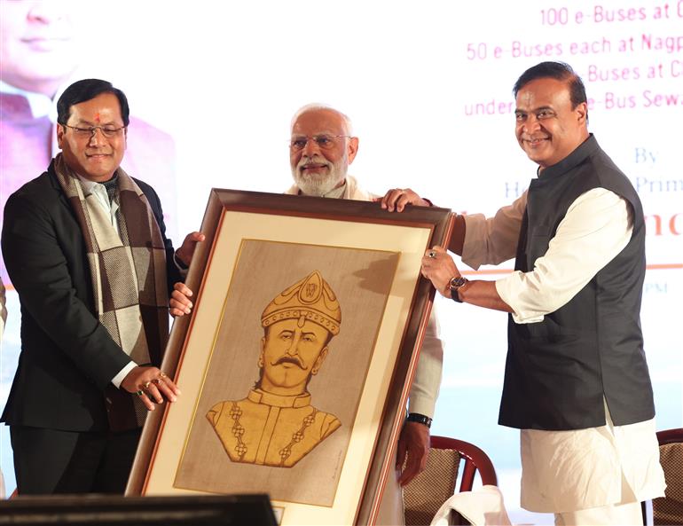 प्रधानमंत्री श्री नरेन्द्र मोदी 14 फरवरी 2026 को असम के लाचित घाट (गुवाहाटी) में विभिन्न परियोजनाओं के उद्घाटन और शुभारंभ (फ्लैग-ऑफ) समारोह में शामिल हुए।