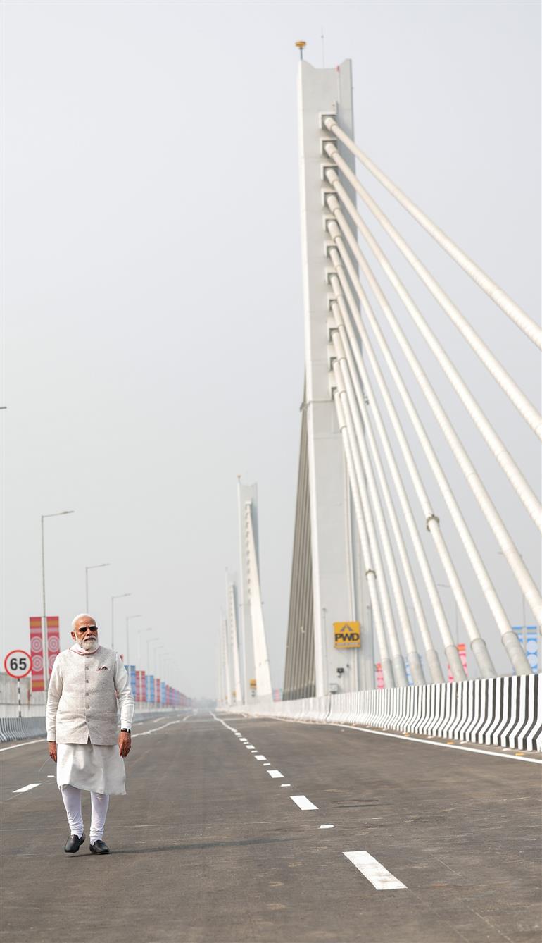 प्रधानमंत्री श्री नरेन्द्र मोदी ने 14 फरवरी 2026 को असम में ब्रह्मपुत्र नदी पर बने कुमार भास्कर वर्मा सेतु के उद्घाटन समारोह में शिरकत की।