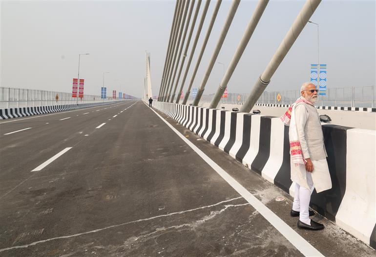 प्रधानमंत्री श्री नरेन्द्र मोदी ने 14 फरवरी 2026 को असम में ब्रह्मपुत्र नदी पर बने कुमार भास्कर वर्मा सेतु के उद्घाटन समारोह में शिरकत की।