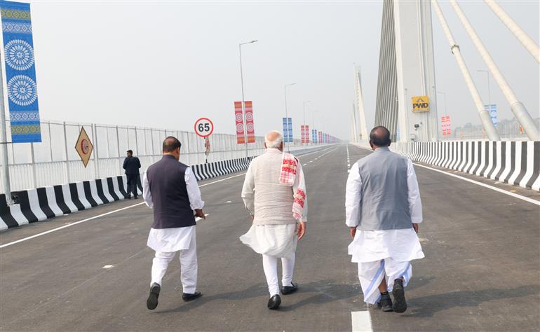 प्रधानमंत्री श्री नरेन्द्र मोदी ने 14 फरवरी 2026 को असम में ब्रह्मपुत्र नदी पर बने कुमार भास्कर वर्मा सेतु के उद्घाटन समारोह में शिरकत की।