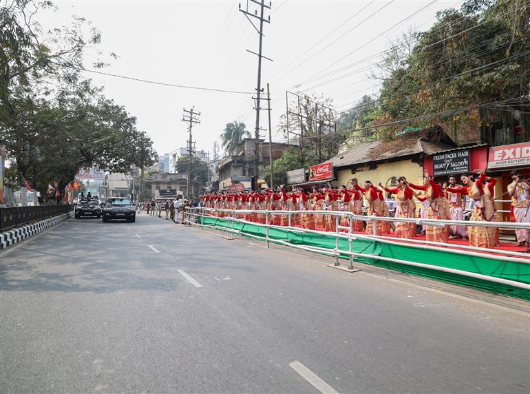 प्रधानमंत्री श्री नरेन्द्र मोदी का 14 फरवरी 2026 को असम के गुवाहाटी पहुंचने पर लोगों द्वारा गर्मजोशी से स्वागत किया गया।