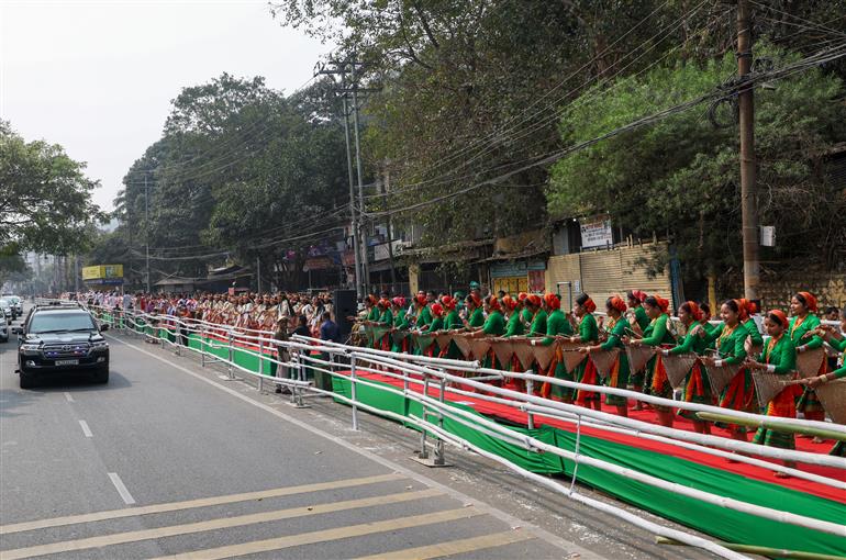 प्रधानमंत्री श्री नरेन्द्र मोदी का 14 फरवरी 2026 को असम के गुवाहाटी पहुंचने पर लोगों द्वारा गर्मजोशी से स्वागत किया गया।