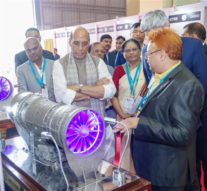 केंद्रीय रक्षा मंत्री श्री राजनाथ सिंह 16 फरवरी, 2026 को बेंगलुरु स्थित रक्षा अनुसंधान एवं विकास संगठन के गैस टरबाइन अनुसंधान प्रतिष्ठान का दौरा करते हुए।