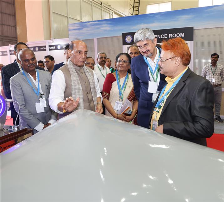 केंद्रीय रक्षा मंत्री श्री राजनाथ सिंह 16 फरवरी, 2026 को बेंगलुरु स्थित रक्षा अनुसंधान एवं विकास संगठन के गैस टरबाइन अनुसंधान प्रतिष्ठान का दौरा करते हुए।
