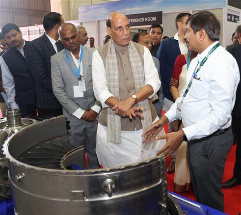 केंद्रीय रक्षा मंत्री श्री राजनाथ सिंह 16 फरवरी, 2026 को बेंगलुरु स्थित रक्षा अनुसंधान एवं विकास संगठन के गैस टरबाइन अनुसंधान प्रतिष्ठान का दौरा करते हुए।