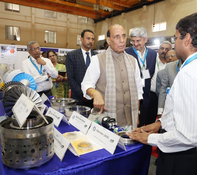 केंद्रीय रक्षा मंत्री श्री राजनाथ सिंह 16 फरवरी, 2026 को बेंगलुरु स्थित रक्षा अनुसंधान एवं विकास संगठन के गैस टरबाइन अनुसंधान प्रतिष्ठान का दौरा करते हुए।