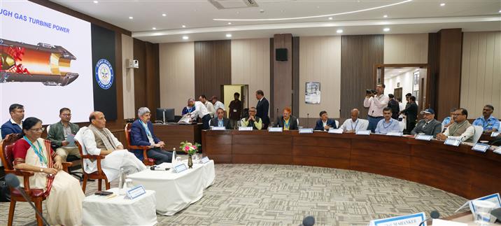 केंद्रीय रक्षा मंत्री श्री राजनाथ सिंह 16 फरवरी, 2026 को बेंगलुरु स्थित रक्षा अनुसंधान एवं विकास संगठन के गैस टरबाइन अनुसंधान प्रतिष्ठान के दौरे के दौरान स्वदेशी सैन्य गैस टरबाइन इंजन विकास से संबंधित परियोजनाओं की समीक्षा करते हुए।
