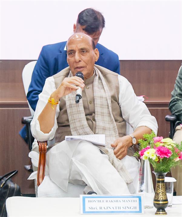 केंद्रीय रक्षा मंत्री श्री राजनाथ सिंह 16 फरवरी, 2026 को बेंगलुरु स्थित रक्षा अनुसंधान एवं विकास संगठन के गैस टरबाइन अनुसंधान प्रतिष्ठान के दौरे के दौरान स्वदेशी सैन्य गैस टरबाइन इंजन विकास से संबंधित परियोजनाओं की समीक्षा करते हुए।