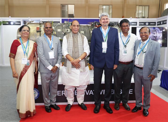 केंद्रीय रक्षा मंत्री श्री राजनाथ सिंह 16 फरवरी, 2026 को बेंगलुरु स्थित रक्षा अनुसंधान एवं विकास संगठन के गैस टरबाइन अनुसंधान प्रतिष्ठान के दौरे के दौरान एक ग्रुप फोटो में।