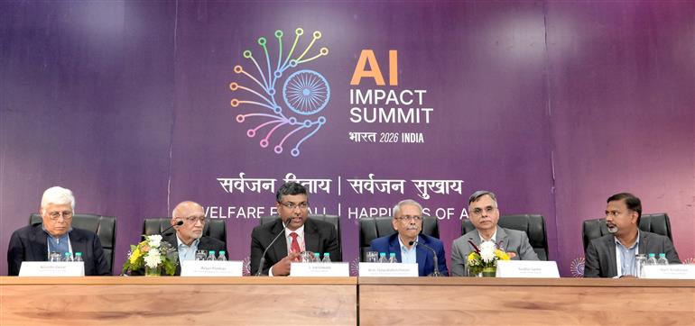 इलेक्ट्रॉनिक्स एवं सूचना प्रौद्योगिकी मंत्रालय (एमईआईटीवाई) के सचिव श्री एस. कृष्णन 17 फरवरी, 2026 को नई दिल्ली स्थित भारत मंडपम में इंडिया एआई इम्पैक्ट समिट 2026 पर प्रेस कॉन्फ्रेंस को संबोधित करते हुए।
:Ministry of Electronics & IT