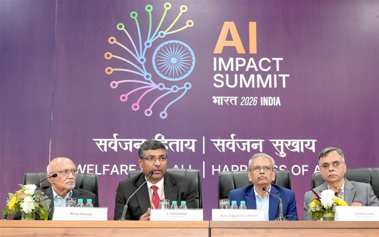 इलेक्ट्रॉनिक्स एवं सूचना प्रौद्योगिकी मंत्रालय (एमईआईटीवाई) के सचिव श्री एस. कृष्णन 17 फरवरी, 2026 को नई दिल्ली स्थित भारत मंडपम में इंडिया एआई इम्पैक्ट समिट 2026 पर प्रेस कॉन्फ्रेंस को संबोधित करते हुए।:Ministry of Electronics & IT