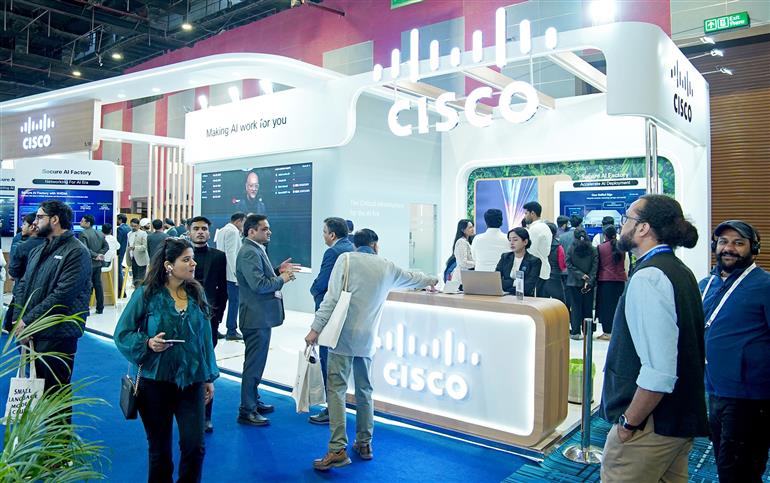 17 फरवरी, 2026 को नई दिल्ली में एआई इम्पैक्ट समिट 2026 के अंतर्गत पत्र सूचना कार्यालय और इलेक्ट्रॉनिक्स एवं सूचना प्रौद्योगिकी मंत्रालय द्वारा आयोजित 'मानव पूंजी को सशक्त बनाने/ सामाजिक सशक्तिकरण के लिए समावेशन के लिए एआई का प्रदर्शन' विषय पर प्रदर्शनी का अवलोकन करते हुए मीडियाकर्मियों की झलकियां।:Ministry of Electronics & IT