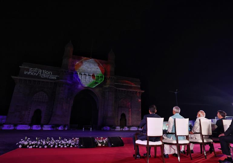 प्रधानमंत्री श्री नरेन्द्र मोदी और फ्रांस के राष्ट्रपति श्री इमैनुएल मैक्रों 17 फरवरी, 2026 को महाराष्ट्र में गेटवे ऑफ इंडिया (मुंबई) में भारत-फ्रांस नवाचार वर्ष और सांस्कृतिक स्मरणोत्सव कार्यक्रम में शामिल हुए।
