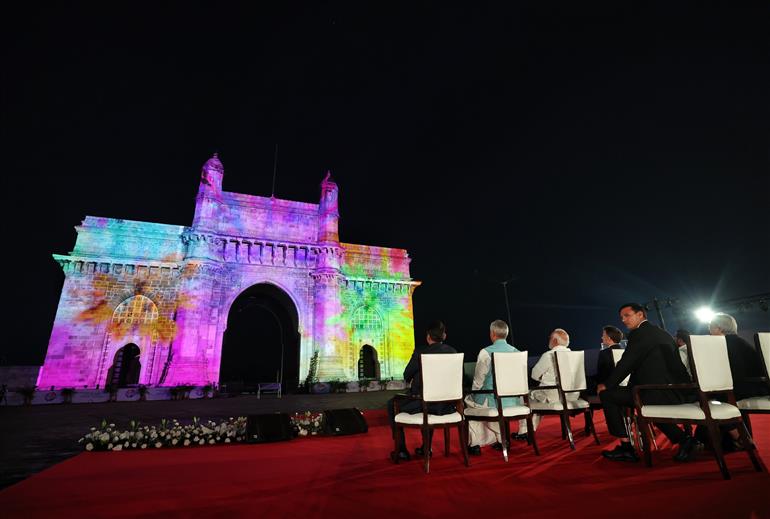 प्रधानमंत्री श्री नरेन्द्र मोदी और फ्रांस के राष्ट्रपति श्री इमैनुएल मैक्रों 17 फरवरी, 2026 को महाराष्ट्र में गेटवे ऑफ इंडिया (मुंबई) में भारत-फ्रांस नवाचार वर्ष और सांस्कृतिक स्मरणोत्सव कार्यक्रम में शामिल हुए।
