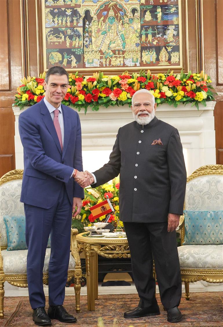 प्रधानमंत्री श्री नरेन्द्र मोदी 18 फरवरी, 2026 को नई दिल्ली में स्पेन के राष्ट्रपति श्री पेड्रो सांचेज़ से मुलाकात करते हुए।