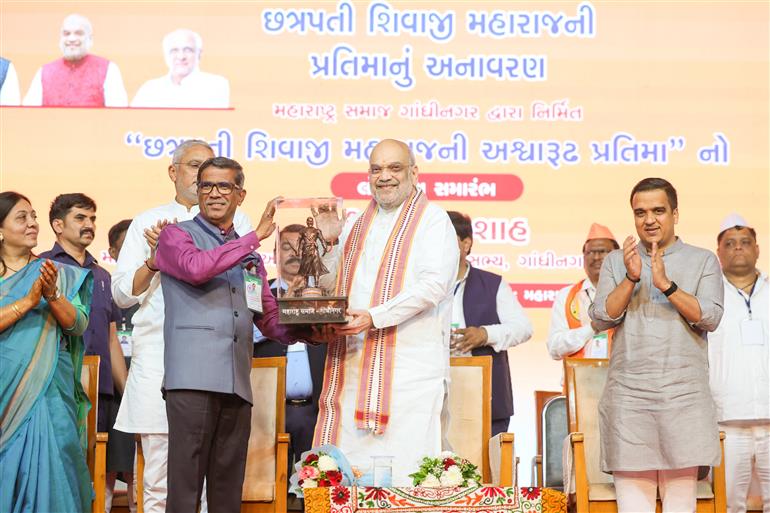 केन्द्रीय गृह एवं सहकारिता मंत्री श्री अमित शाह 17 फरवरी, 2026 को गुजरात के गांधीनगर में महाराष्ट्र समाज गांधीनगर द्वारा निर्मित छत्रपति शिवाजी महाराज की अश्वारूढ़ प्रतिमा का अनावरण करते हुए।