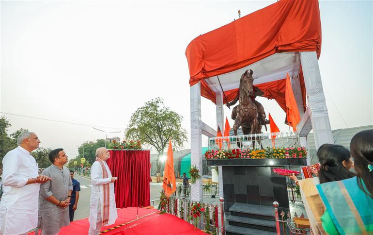 केन्द्रीय गृह एवं सहकारिता मंत्री श्री अमित शाह 17 फरवरी, 2026 को गुजरात के गांधीनगर में महाराष्ट्र समाज गांधीनगर द्वारा निर्मित छत्रपति शिवाजी महाराज की अश्वारूढ़ प्रतिमा का अनावरण करते हुए।