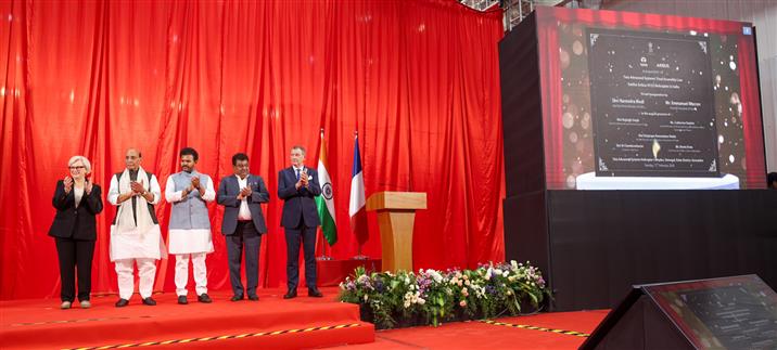 केंद्रीय रक्षा मंत्री श्री राजनाथ सिंह 17 फरवरी, 2026 को कर्नाटक के वेमगल में एयरबस एच125 हेलीकॉप्टर के लिए टाटा एडवांस्ड सिस्टम्स की फाइनल असेंबली लाइन के उद्घाटन के अवसर पर उपस्थित हैं।