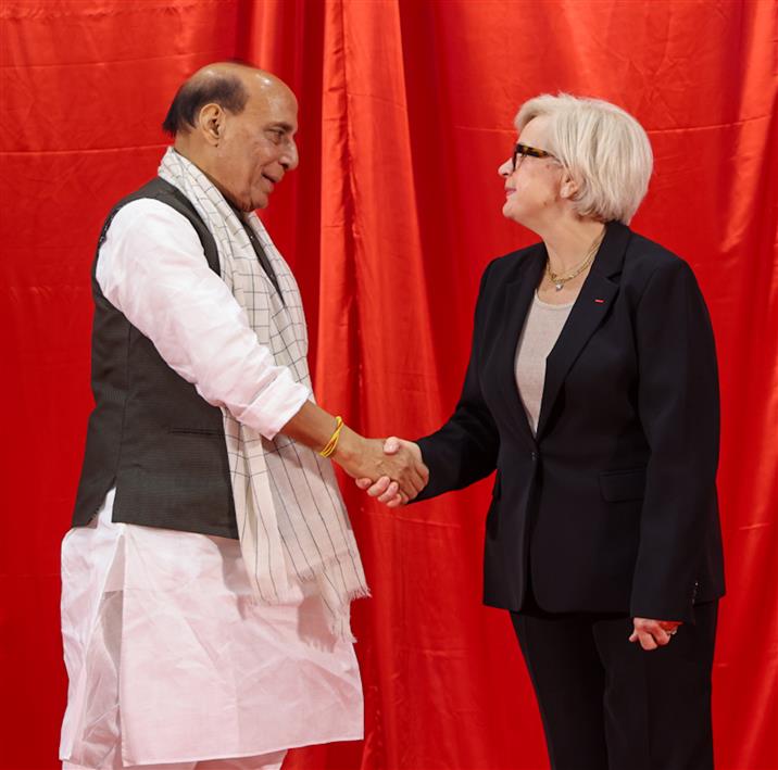 केंद्रीय रक्षा मंत्री श्री राजनाथ सिंह 17 फरवरी, 2026 को कर्नाटक के वेमगल में एयरबस एच125 हेलीकॉप्टर के लिए टाटा एडवांस्ड सिस्टम्स की फाइनल असेंबली लाइन के उद्घाटन के अवसर पर उपस्थित हैं।