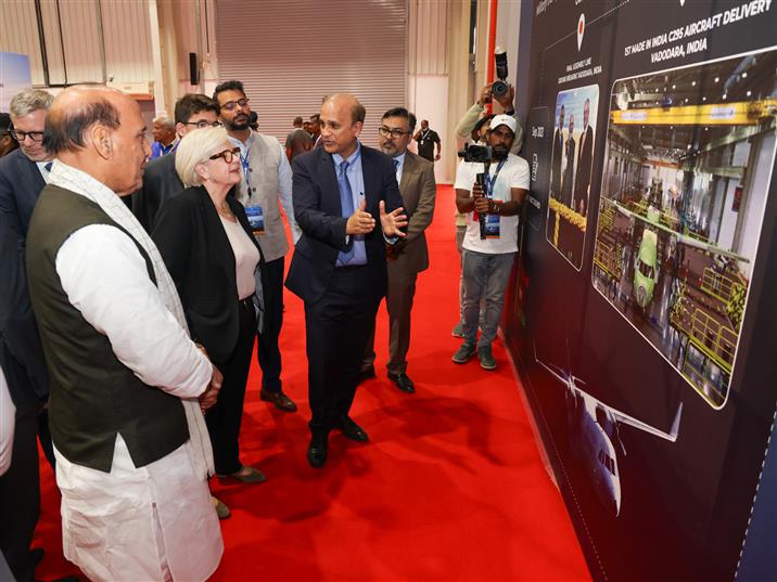 केंद्रीय रक्षा मंत्री श्री राजनाथ सिंह 17 फरवरी, 2026 को कर्नाटक के वेमगल में एयरबस एच125 हेलीकॉप्टर के लिए टाटा एडवांस्ड सिस्टम्स की फाइनल असेंबली लाइन के उद्घाटन के अवसर पर उपस्थित हैं।