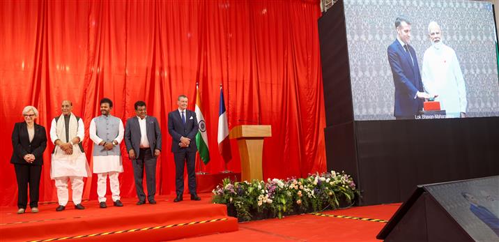 केंद्रीय रक्षा मंत्री श्री राजनाथ सिंह 17 फरवरी, 2026 को कर्नाटक के वेमगल में एयरबस एच125 हेलीकॉप्टर के लिए टाटा एडवांस्ड सिस्टम्स की फाइनल असेंबली लाइन के उद्घाटन के अवसर पर उपस्थित हैं।