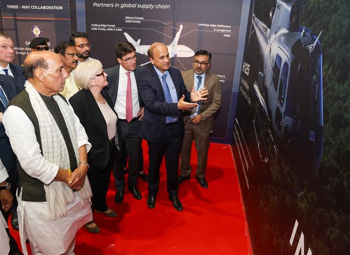 केंद्रीय रक्षा मंत्री श्री राजनाथ सिंह 17 फरवरी, 2026 को कर्नाटक के वेमगल में एयरबस एच125 हेलीकॉप्टर के लिए टाटा एडवांस्ड सिस्टम्स की फाइनल असेंबली लाइन के उद्घाटन के अवसर पर उपस्थित हैं।