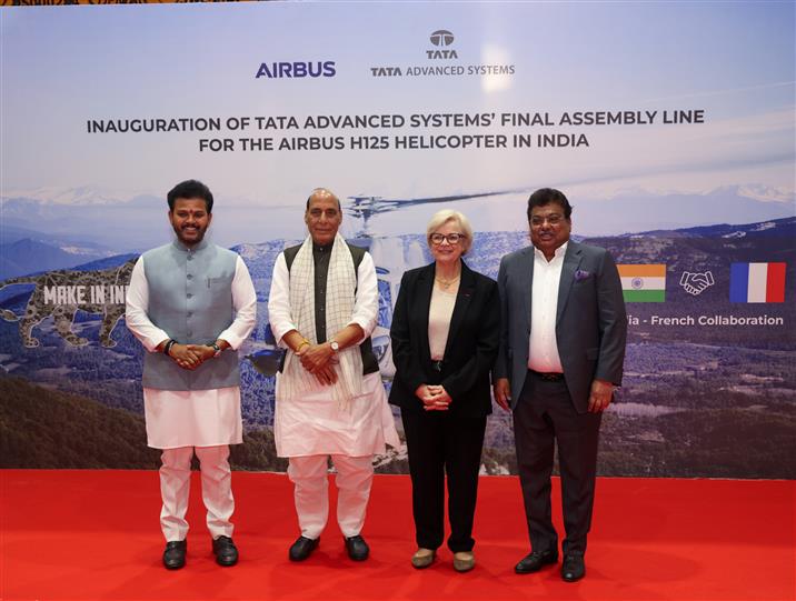 केंद्रीय रक्षा मंत्री श्री राजनाथ सिंह 17 फरवरी, 2026 को कर्नाटक के वेमगल में एयरबस एच125 हेलीकॉप्टर के लिए टाटा एडवांस्ड सिस्टम्स की फाइनल असेंबली लाइन के उद्घाटन के अवसर पर उपस्थित हैं।