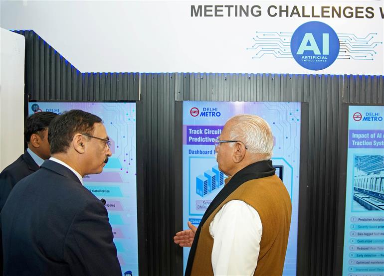 केंद्रीय आवासन एवं शहरी कार्य और विद्युत मंत्री श्री मनोहर लाल 18 फरवरी, 2026 को नई दिल्ली स्थित भारत मंडपम में एआई इम्पैक्ट समिट - 2026 में आयोजित प्रदर्शनी का अवलोकन करते हुए।:Ministry of Power