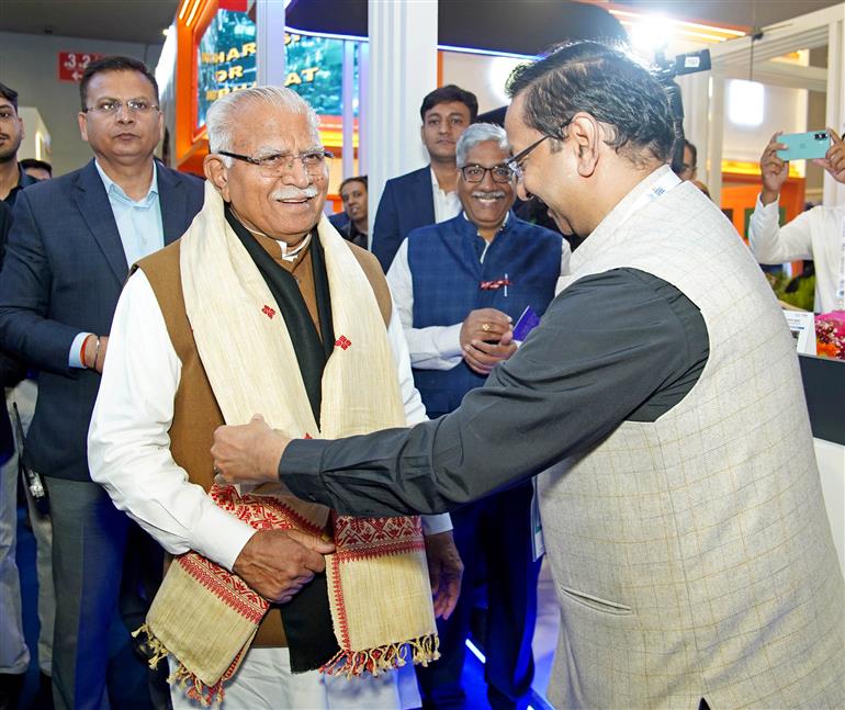 केंद्रीय आवासन एवं शहरी कार्य और विद्युत मंत्री श्री मनोहर लाल 18 फरवरी, 2026 को नई दिल्ली स्थित भारत मंडपम में एआई इम्पैक्ट समिट - 2026 में आयोजित प्रदर्शनी का अवलोकन करते हुए।
:Ministry of Power